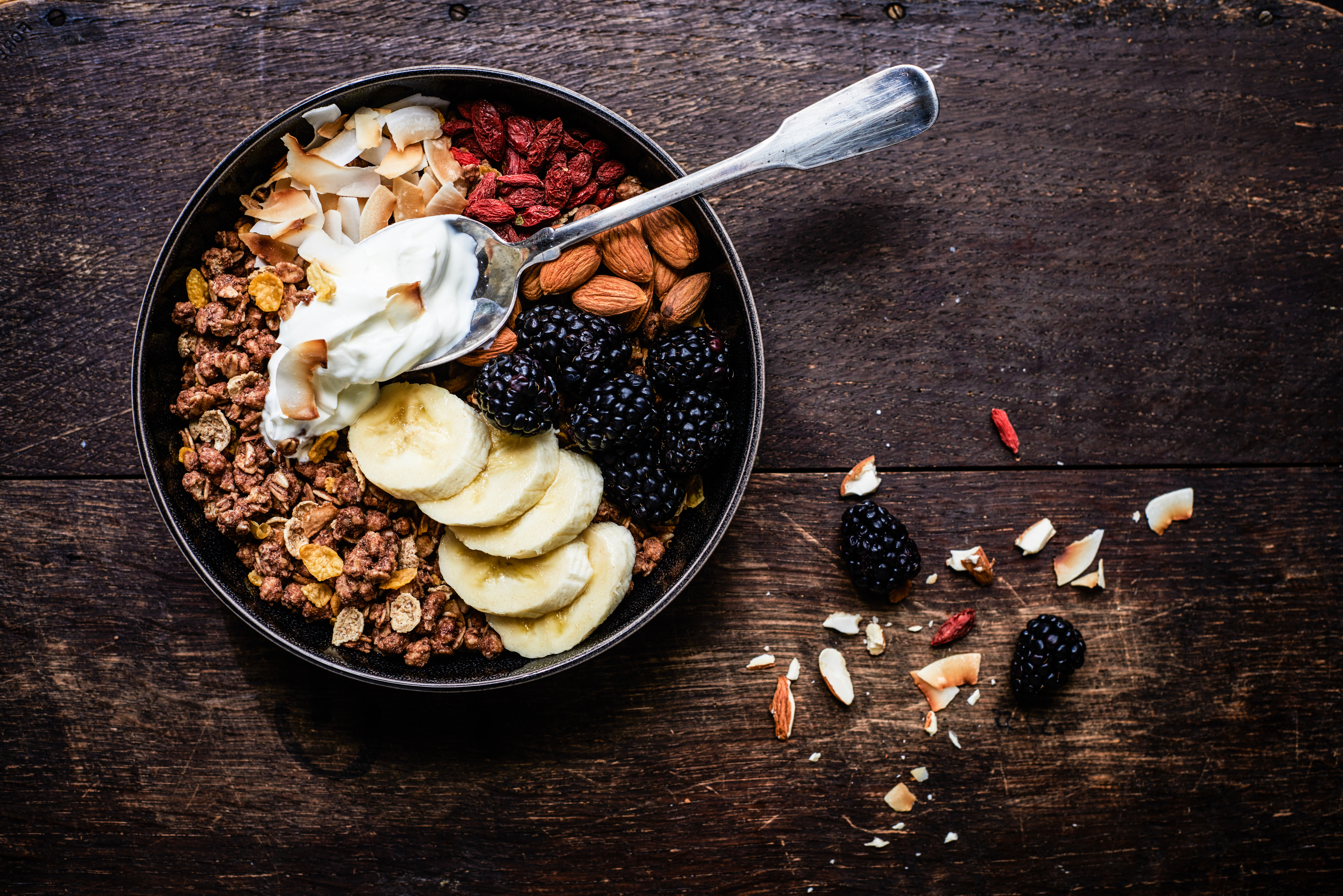 Ovomaltine Cunchy Müsli Bowl mit Brombeeren und Mandeln