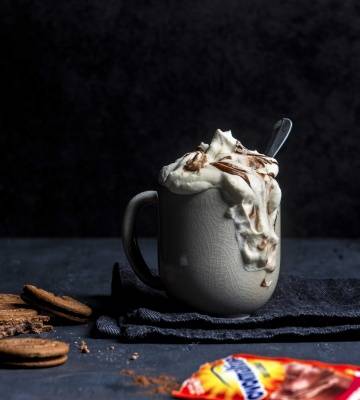 Heiße Ovo mit Kardamom-Sahnehaube